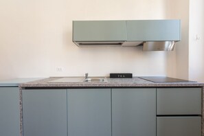 Kühlschrank, Mikrowelle, Herdplatte, Geschirrspüler