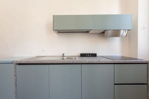 Kühlschrank, Mikrowelle, Herdplatte, Geschirrspüler