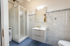 Douche, sèche-cheveux, bidet, serviettes fournies