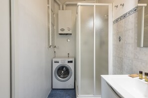 Shower, hair dryer, bidet, towels