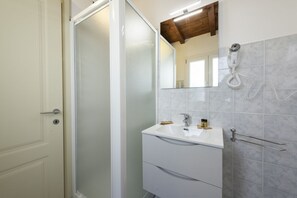 Shower, hair dryer, towels, shampoo - Santa Croce View 3 apartment by Mmega (Firenze)
