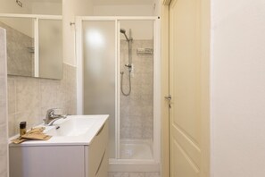 Een douche, een haardroger, handdoeken, shampoo