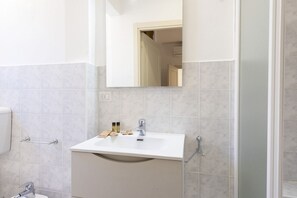 Shower, hair dryer, towels, shampoo - Santa Croce View 3 apartment by Mmega (Firenze)