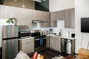 Frigorifero, microonde, forno, piano cottura