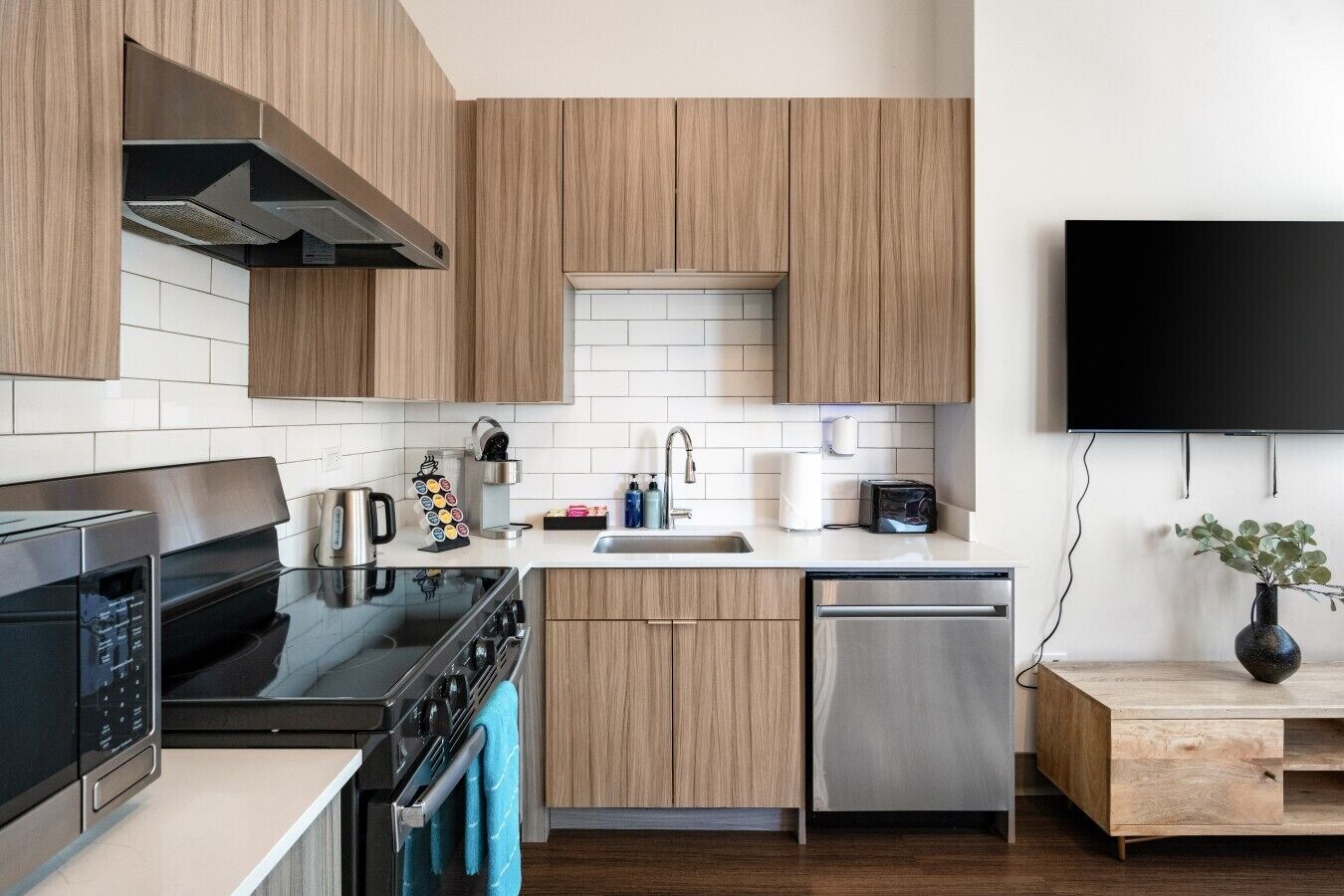 Réfrigérateur, four à micro-ondes, un four, surface de cuisson