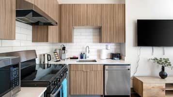 Réfrigérateur, four à micro-ondes, un four, surface de cuisson