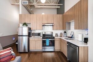 Fridge, microwave, oven, stovetop - Downtown Park #11 - Mich Ave PH | gym+rooftop (Chicago)