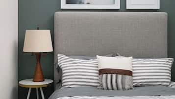 1 chambre, bureau, fer et planche à repasser, lit de bébé portatif
