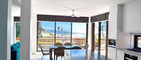 Een microgolfoven, een vaatwasser, kookgerei, borden en bestek