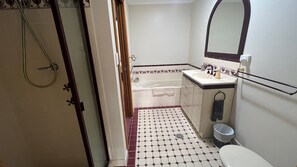 Bathtub - Comfortable Townhouse with WIFI right in the heart of town. (South West Rocks)