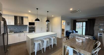 CAMEO COURT UNIT 9 - Beautiful Unit close to town centre.
