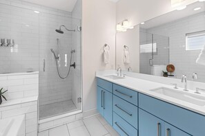 Combined shower/tub, hair dryer, towels, shampoo - Nashville Getaway – Private Rooftop Views (Nashville)