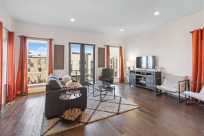 TV, fireplace - Nashville Getaway – Private Rooftop Views (Nashville)