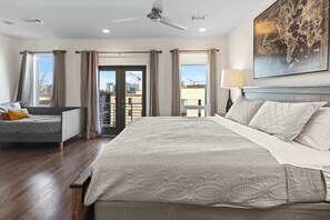 4 bedrooms, iron/ironing board, travel cot, WiFi - Nashville Getaway – Private Rooftop Views (Nashville)