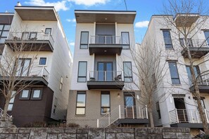 Exterior - Nashville Getaway – Private Rooftop Views (Nashville)