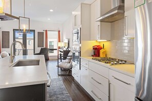 Coffee/tea maker, cookware/dishes/utensils - Nashville Getaway – Private Rooftop Views (Nashville)