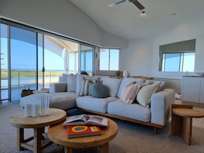 3 Bedroom Absolute Waterfront Luxury Penthouse | Living area