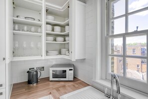 Kühlschrank, Mikrowelle, Ofen, Herdplatte