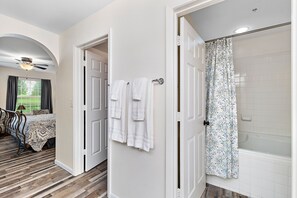 2 chambres, fer et planche à repasser, lit parapluie, Wi-Fi gratuit