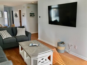 Smart-TV, DVD-Player, Bücher