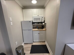 Fridge, microwave, coffee/tea maker, cookware/dishes/utensils - Cozy Studio Near Beach Comfy Bed (Fort Lauderdale)