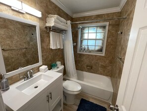 Bathtub - Cozy Studio Near Beach Comfy Bed (Fort Lauderdale)