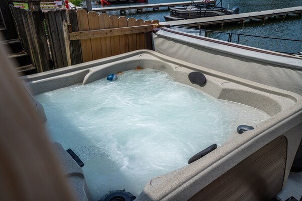 Un jacuzzi con una valla de madera al fondo.