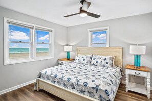 7 habitaciones, escritorio y tabla de planchar con plancha 