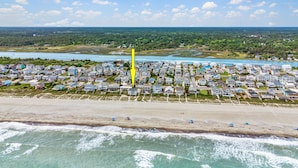 Zona residencial costera con casas, una playa y un río.