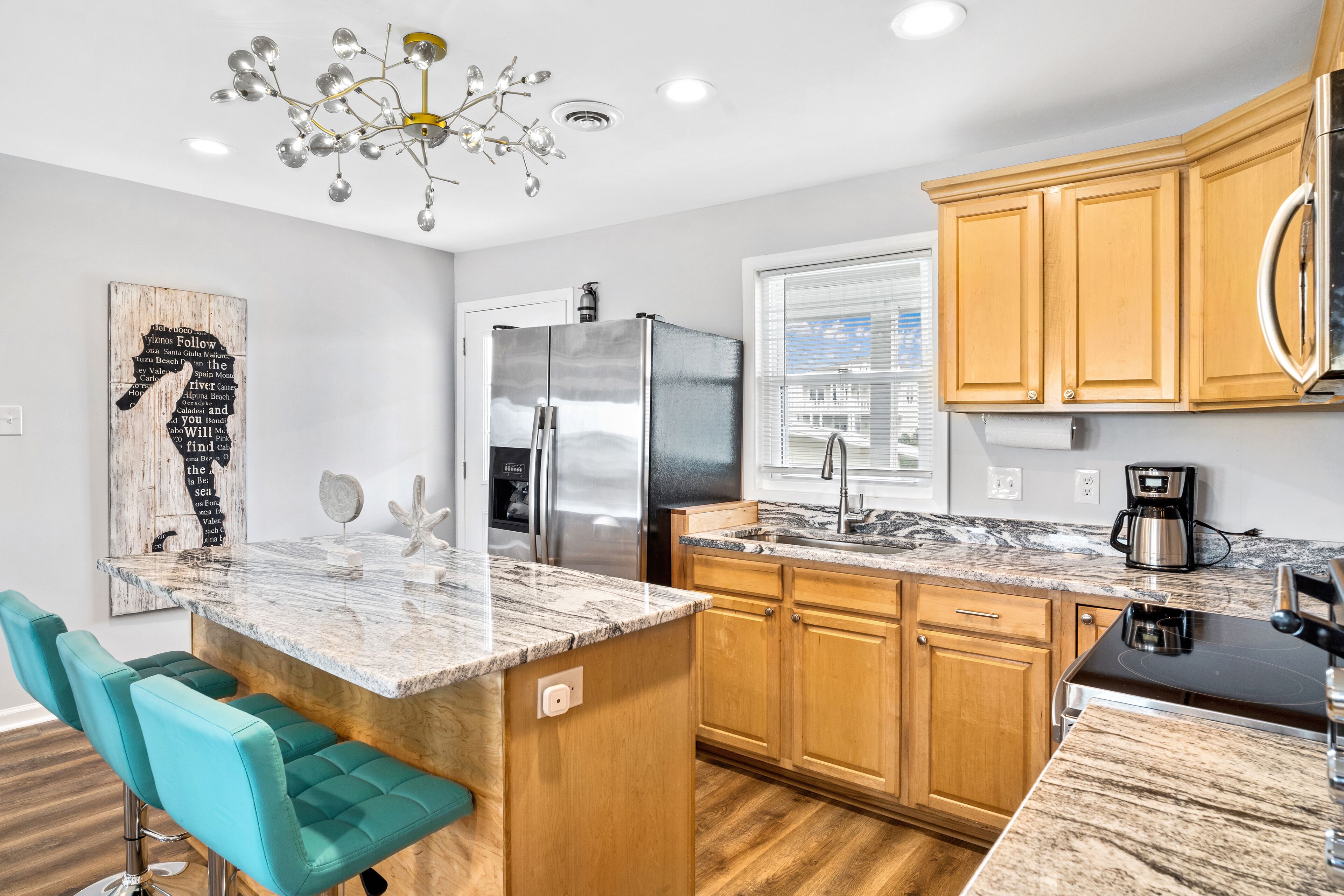 Refrigerador, microondas, horno y parrilla de estufa 