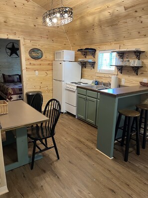 Een koelkast, een microgolfoven, een oven, een kookplaat