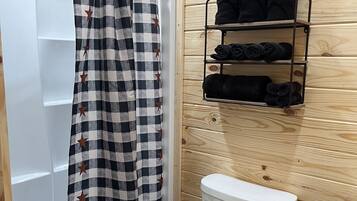 Douche, sĂšche-cheveux, serviettes fournies, savon