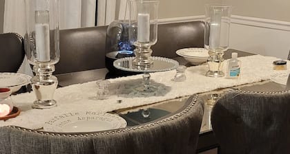 Cozy home. 15 minutes from the lake and 30 minutes from the beach!