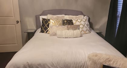 Cozy home. 15 minutes from the lake and 30 minutes from the beach!