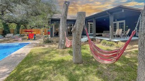 Unclassified image, 3 of 49, button - Waterfront / Beauty Bar / Family Fun / 2 King Beds (Granbury)