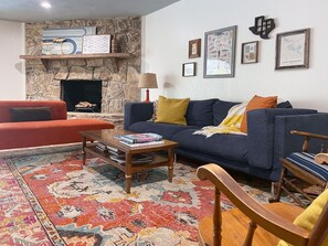 Smart-TV, Kamin, Bücher