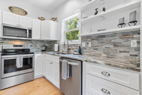 Kylskåp, mikrovågsugn, ugn och spishäll