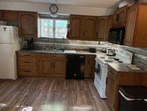 Frigorifero, microonde, forno, piano cottura