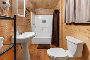 Duschwanne, Haartrockner, Handtücher, Seife