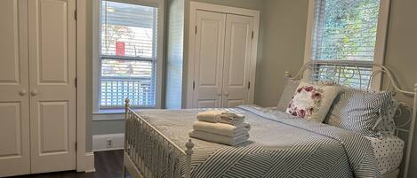 2 habitaciones, tabla de planchar con plancha, wifi y ropa de cama