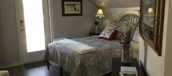 Charming Farmhouse Loft with access to hot tub. 