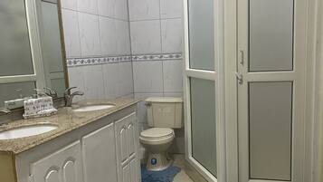 Dusche, Whirlpool, Handtücher, Seife