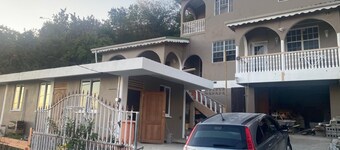 Spacious self contained room with wifi, a kitchenette and jacuzzi
