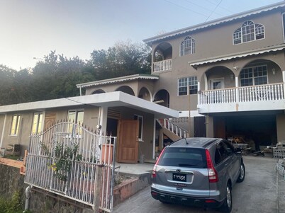 Spacious self contained room with wifi, a kitchenette and jacuzzi