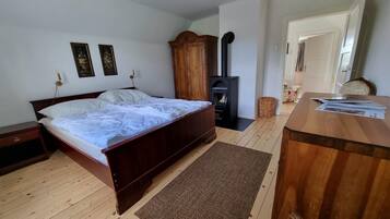 3 bedrooms, free WiFi, bed sheets