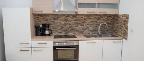 Kühlschrank, Mikrowelle, Ofen, Herdplatte