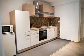 Kylskåp, mikrovågsugn, ugn och spishäll