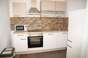 Køleskab, mikrobølgeovn, ovn, kogeplade