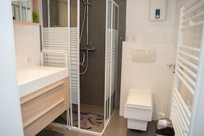 Dusche, Haartrockner, Handtücher