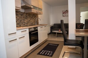 Kjøleskap, mikrobølgeovn, ovn og kokeplater